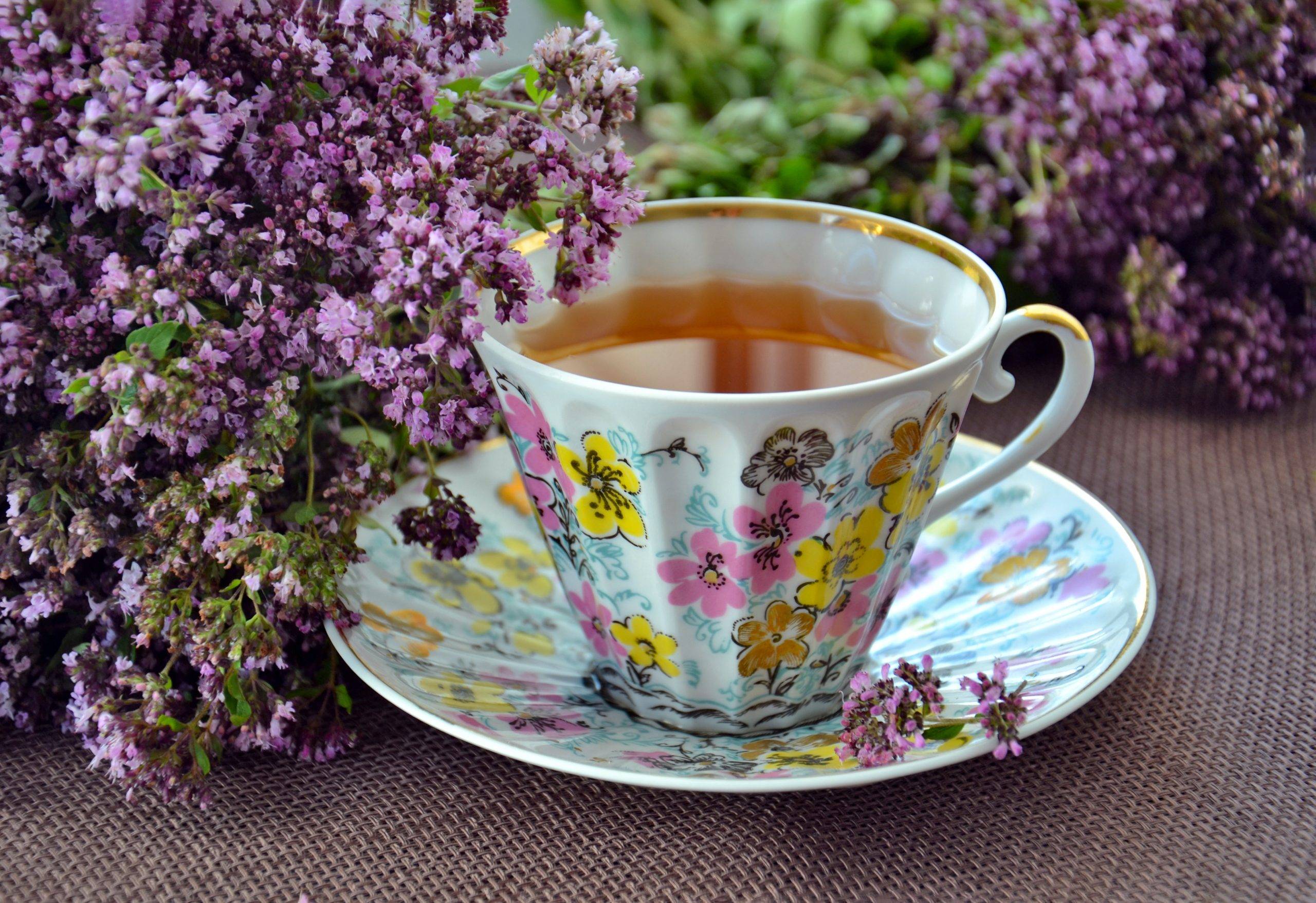 photo-of-white-pink-and-yellow-ceramic-mug-and-saucer-1298613